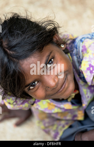 Armen glücklich indischen Straße Mädchen nachschlagen. selektiven Fokus. Andhra Pradesh, Indien Stockfoto