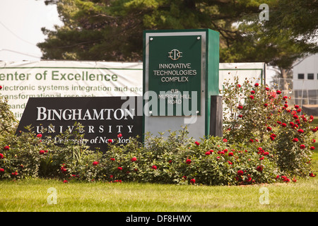 State University of New York at Binghamton ist in Vestal, NY abgebildet. Stockfoto