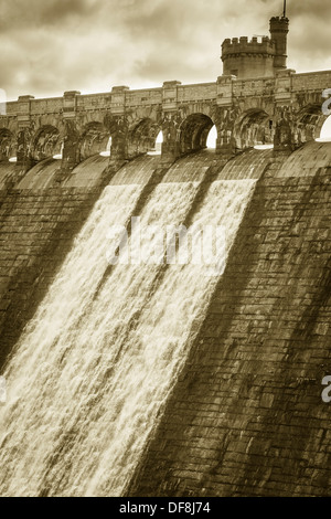 Damm auf dem Tangram-Stausee in Nidderdale, North Yorkshire. Stockfoto