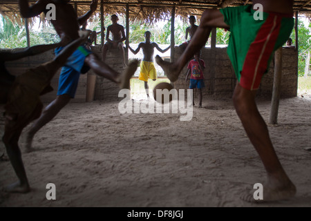 Schwarze Jungs spielen Fußball bei São Raimundo Quilombo im Alcântara, Maranhão, Nordosten Brasiliens. Teilen Sie den Ball beim Fußballspiel Stockfoto