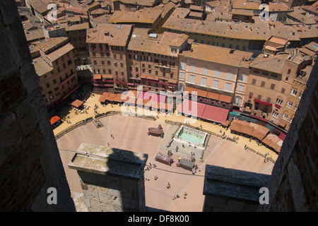 Blick vom Mangia Turm in Il Campo, Siena, Toskana, Italien. Die Palio-Rennstrecke liegt am Rande des Platzes sichtbar. Stockfoto