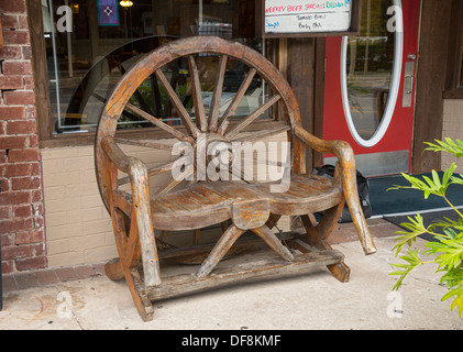 Wagon Wheel Stuhl vor Conestoga Restaurant entlang der historischen Main Street im Alachua Florida. Stockfoto