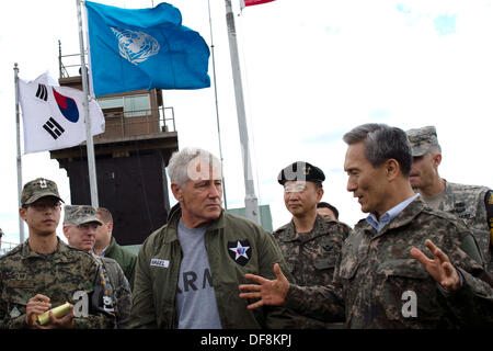 US-Verteidigungsminister Chuck Hagel und Republik Korea Minister der Verteidigung Kim Kwan-Jin am Beobachtungsposten Ouellette 30. September 2013 in der entmilitarisierten Zone Panmunjom, Republik Korea stehen. Stockfoto
