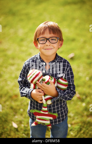 Lächelnde junge mit Weihnachts-Dekor für Weihnachten Baum Stockfoto