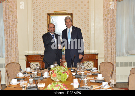 Sekretär Kerry erfüllt mit syrischen Opposition Koalition Vorsitzender Ahmed Assi al-Jarba Stockfoto