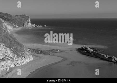 Ostseite von Durdle Door, Durdle Dor, auf der Suche, über St. Oswald-Bay, Dorset, England, Uk (Jurassic Coast) zurück und weiß Stockfoto