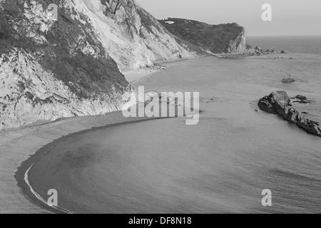 Ostseite von Durdle Door, Durdle Dor, auf der Suche, über St. Oswald-Bay, Dorset, England, Uk (Jurassic Coast) zurück und weiß Stockfoto