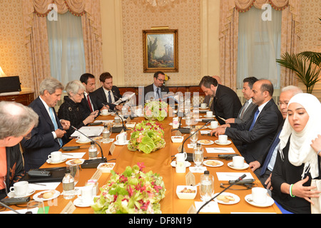 Sekretär Kerry erfüllt mit syrischen Opposition Koalition Vorsitzender Ahmed Assi al-Jarba Stockfoto