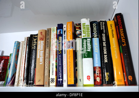 Verschiedene Kochbücher geschrieben von Köche wie Jamie Oliver, Gordon Ramsay und Delia Smith Stockfoto