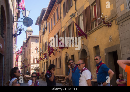 Tische gedeckt, bereit für die Mahlzeit nach dem allgemeinen Versuch, "Torre" (Turm) Contrada (Bezirk), Siena, Toskana, Italien. Stockfoto