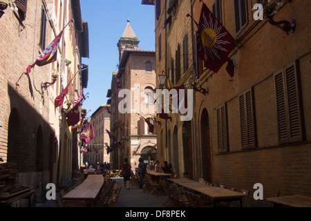 Tische gedeckt, bereit für die Mahlzeit nach dem allgemeinen Versuch, "Torre" (Turm) Contrada (Bezirk), Siena, Toskana, Italien. Stockfoto