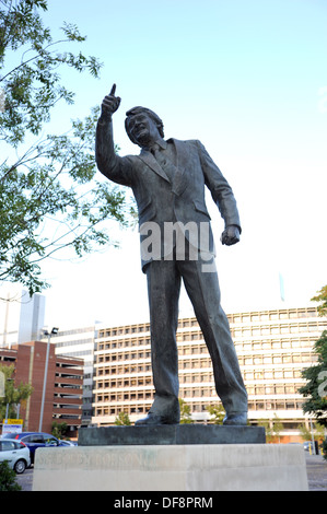 Die Statue von Sir Bobby Robson bei Ipswich Town Football Club Portman Road UK Stockfoto