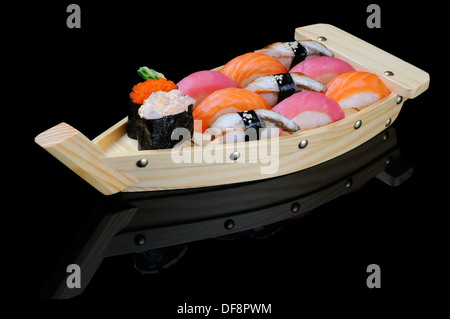 Auswahl von Sushi serviert auf kleinen Holzboot Stockfoto