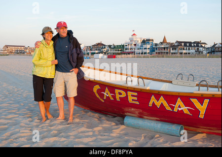 USA New Jersey NJ NJ Cape May Rettungsboot auf der Strand-paar den Sonnenaufgang zu beobachten Stockfoto