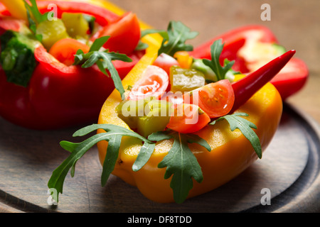 Nahaufnahme von frischem Gemüse serviert in Paprika Stockfoto
