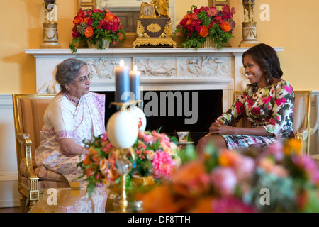 First Lady Michelle Obama beherbergt einen Tee für Mrs Gursharan Kaur, Ehefrau von Premierminister Manmohan Singh von Indien, in den gelben ovaler Saal des weißen Hauses, 27. September 2013. Stockfoto