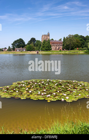 Die Pfarrei Kirche St. Chad von Stowe Pool, Lichfield, Staffordshire, England gesehen. Stockfoto