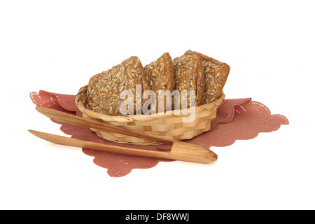 Brot mit Samen im Brottopf isoliert auf weißem Hintergrund in dünne Scheiben geschnitten Stockfoto