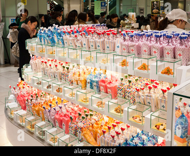 Japanische Süßigkeiten und Nahrungsmittel für Verkauf bei Sogo Department Store Keller Einkaufszentrum (Depachika) mit Food Hall in Japan. Stockfoto