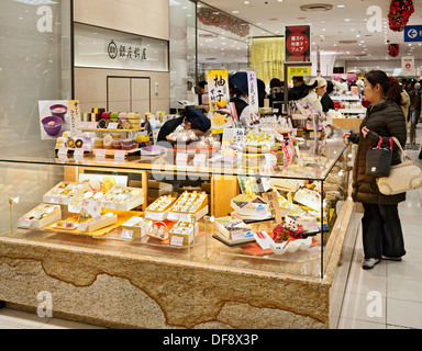 Japanische Süßigkeiten und Nahrungsmittel für Verkauf bei Sogo Department Store Keller Einkaufszentrum (Depachika) mit Food Hall in Japan. Stockfoto