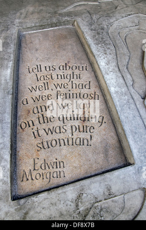 Zitat aus einem Gedicht von Edwin Morgan an der Wand von schottisches Parlament in Edinburgh. Stockfoto