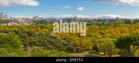 Herbst im Casa Park de Campo, mit Madrid Skyline im Hintergrund. Madrid, Spanien Stockfoto