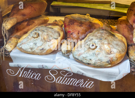 Gesamte Parma Schinken in einer traditionellen Salumeria in der Stadt Zentrum, Reggio Emilia, Emilia Romagna, Italien Stockfoto