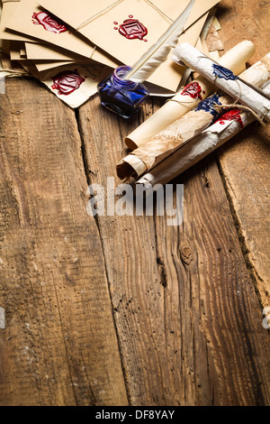 Alten Rollen Papier und blauer Tinte in das Tintenfass als Vintage-Hintergrund Stockfoto