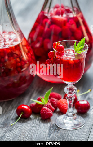 Likör von Waldbeeren und Alkohol Stockfoto