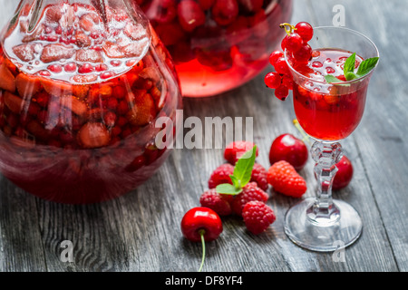 Likör von Waldbeeren und Minze Stockfoto