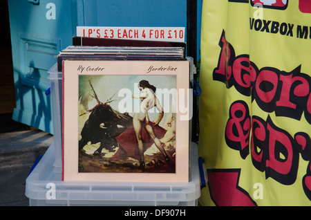 LP für den Verkauf außerhalb einen Second-Hand Plattenladen in St. Stephen Street in Edinburgh. Stockfoto