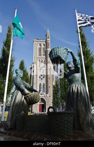 Die Oyster Unterlegscheiben von Cancale Brunnen vor der Kirche Saint-Méen, Cancale, Bretagne, Frankreich Stockfoto