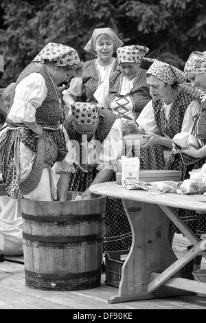 Folklore-show - Sauerkraut aus dem Kohl Stockfoto