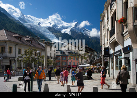 Zentrum von Chamonix Mont Blanc im Hintergrund, Französische Alpen Stockfoto