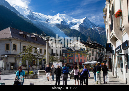 Zentrum von Chamonix Mont Blanc im Hintergrund, Französische Alpen Stockfoto