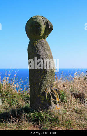 Hölzerne Papageientaucher Skulptur auf dem Kreide Klippen Erbe Küste Landzunge Weg Fußweg an Bempton, Filey, East Yorkshire, England, UK. Stockfoto