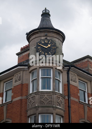 Natwest Bank Gebäude und Clock Tower in Belper, Derbyshire, Großbritannien. Stockfoto