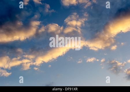 Bewölkter Himmel in der Abendsonne Stockfoto