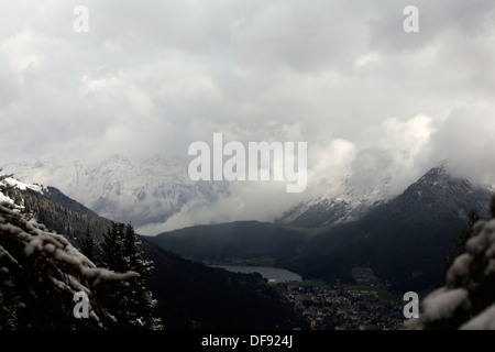 Wellen, Sonne und Wolken über den Bergen das Landwasser Tal Davos Graubünden Schweiz Stockfoto