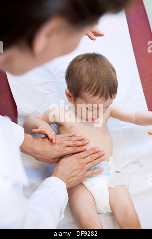 BAUCH SEMIOLOGIE KIND Stockfoto