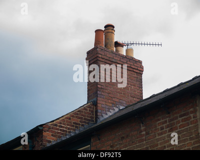 Aus rotem Backstein Kamin Post auf einem Dach in Belper, Derbyshire, Großbritannien. Stockfoto