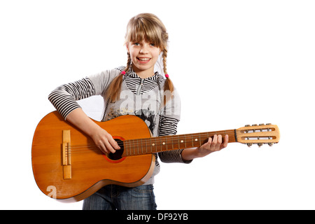 Mädchen spielt Gitarre auf weißem Hintergrund Stockfoto