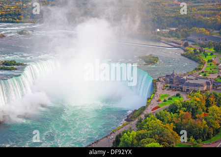 Niagara Falls im Frühherbst mit Welcome Centre Gebäude und viele Menschen entlang des Niagara Parkway Stockfoto