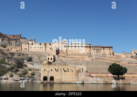 Blick über den See Maotha in Richtung Amber Fort in Jaipur, Rajasthan, Indien. Stockfoto