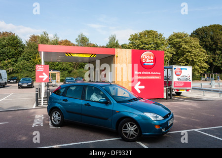 Tesco Click and Collect verweisen auf Supermarkt-Parkplatz, Reading, Berkshire, England, GB, UK. Stockfoto