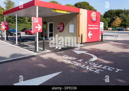 Tesco Click and Collect verweisen auf Supermarkt-Parkplatz, Reading, Berkshire, England, GB, UK. Stockfoto