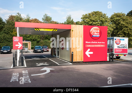 Tesco Click and Collect verweisen auf Supermarkt-Parkplatz, Reading, Berkshire, England, GB, UK. Stockfoto