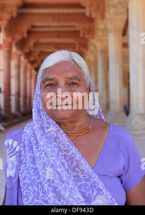 Ältere Frau im Amber Fort in Jaipur, Rajasthan, Indien Stockfoto