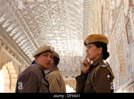 Weibliche Wachmann im Palace of Mirrors, Amber Fort, Jaipur, Rajasthan, Indien, Asien Stockfoto