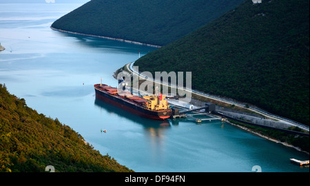 Frachtschiff in Plomin Luka (Hafen) Istrien Kroatien Stockfoto